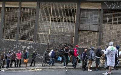 Dignidade humana: em meio à crise de Covid-19, pessoas em situação de rua acampam em frente à Prefeitura e avançam na conquista de direitos essenciais