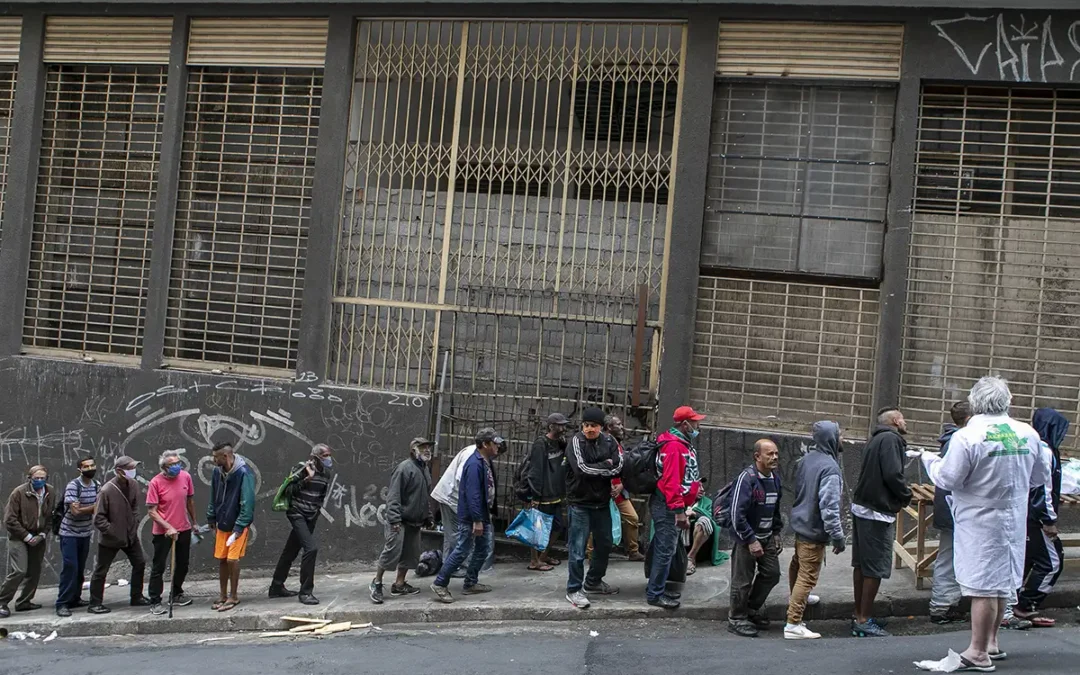 Dignidade humana: em meio à crise de Covid-19, pessoas em situação de rua acampam em frente à Prefeitura e avançam na conquista de direitos essenciais